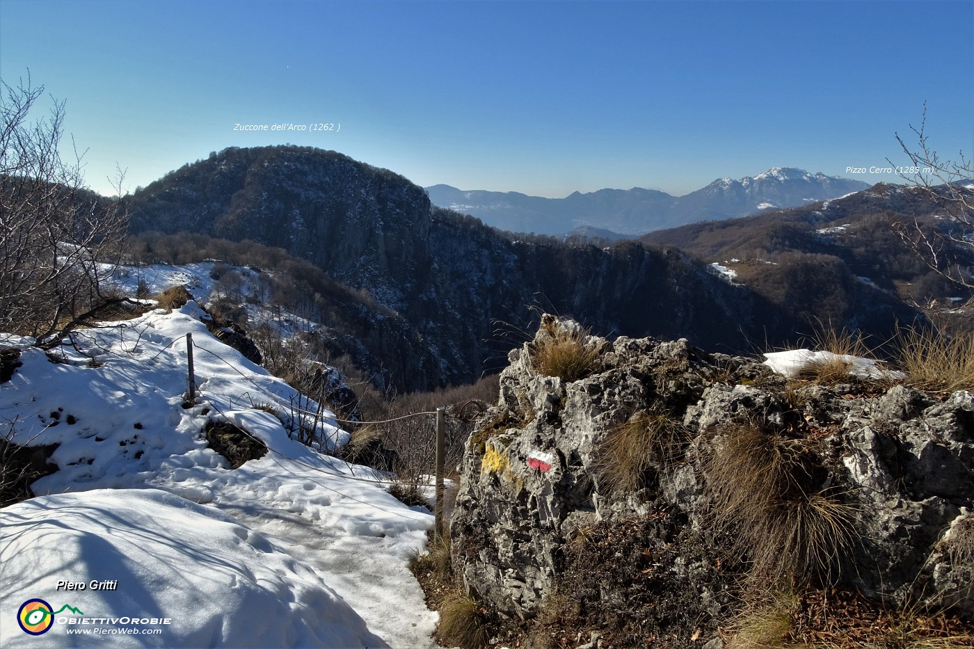 55 Scendo con vista verso il Pizzo Cerro, prossima meta .JPG -                                